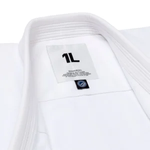 Tsuki Comp Standard Kimono White by Shoyoroll — Collar close view with “1L” size label; reinforced stitching and clean finish.